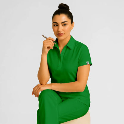 Pyjama de Bloc Femme - Col Chemise Stretch porté par une professionnelle de santé | FIGS.ma – Scrubs confortables et modernes au Maroc