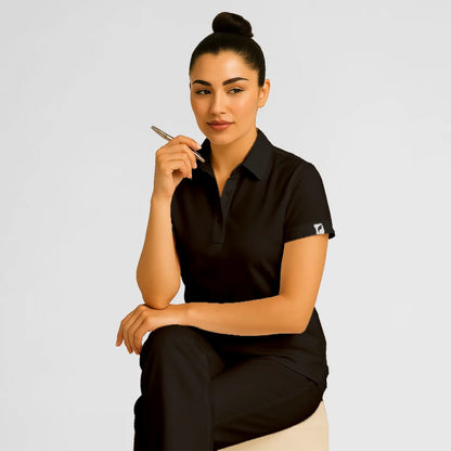 Pyjama de Bloc Femme - Col Chemise Stretch porté par une professionnelle de santé | FIGS.ma – Scrubs confortables et modernes au Maroc