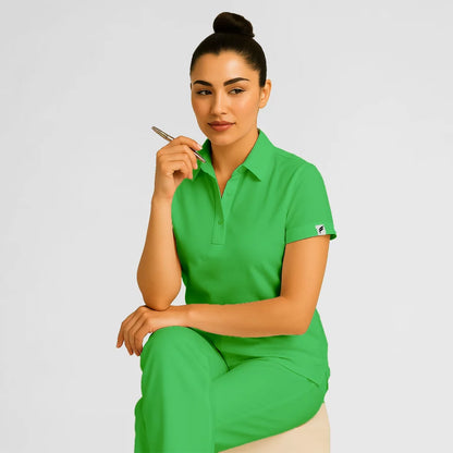 Pyjama de Bloc Femme - Col Chemise Stretch porté par une professionnelle de santé | FIGS.ma – Scrubs confortables et modernes au Maroc