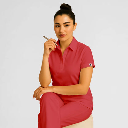 Pyjama de Bloc Femme - Col Chemise Stretch porté par une professionnelle de santé | FIGS.ma – Scrubs confortables et modernes au Maroc