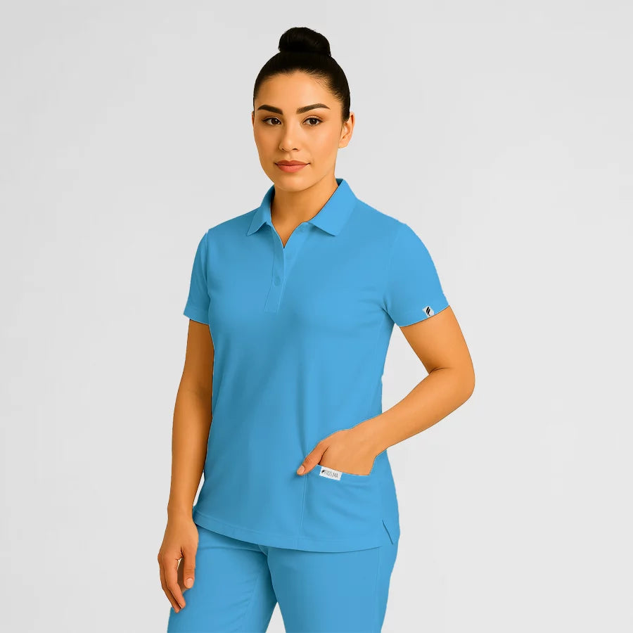 Pyjama de Bloc Femme - Col Chemise Stretch porté par une professionnelle de santé | FIGS.ma – Scrubs confortables et modernes au Maroc