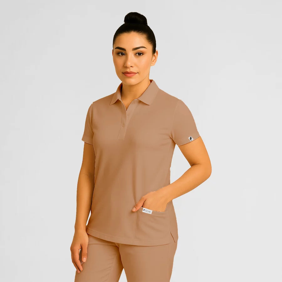 Pyjama de Bloc Femme - Col Chemise Stretch porté par une professionnelle de santé | FIGS.ma – Scrubs confortables et modernes au Maroc