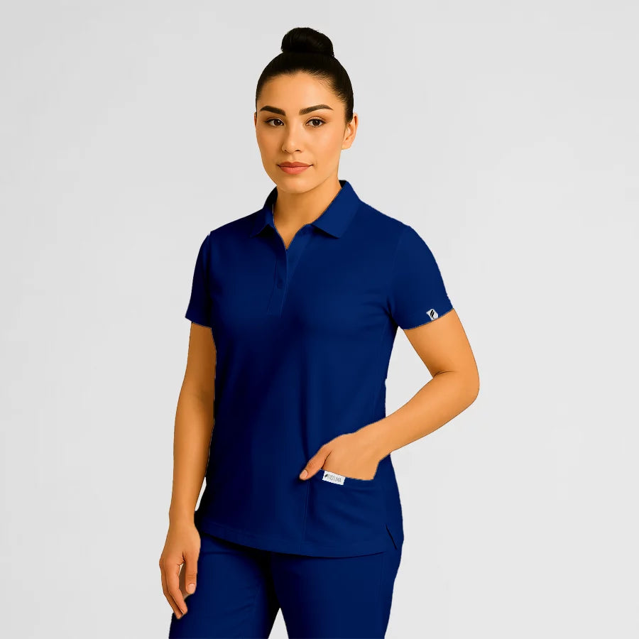 Pyjama de Bloc Femme - Col Chemise Stretch porté par une professionnelle de santé | FIGS.ma – Scrubs confortables et modernes au Maroc