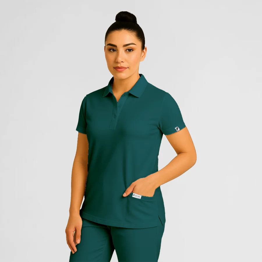 Pyjama de Bloc Femme - Col Chemise Stretch porté par une professionnelle de santé | FIGS.ma – Scrubs confortables et modernes au Maroc