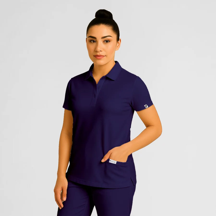 Pyjama de Bloc Femme - Col Chemise Stretch porté par une professionnelle de santé | FIGS.ma – Scrubs confortables et modernes au Maroc