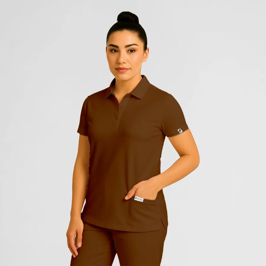 Pyjama de Bloc Femme - Col Chemise Stretch porté par une professionnelle de santé | FIGS.ma – Scrubs confortables et modernes au Maroc