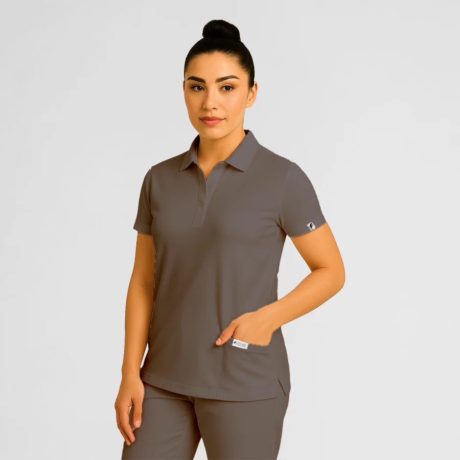 Pyjama de Bloc Femme - Col Chemise Stretch porté par une professionnelle de santé | FIGS.ma – Scrubs confortables et modernes au Maroc
