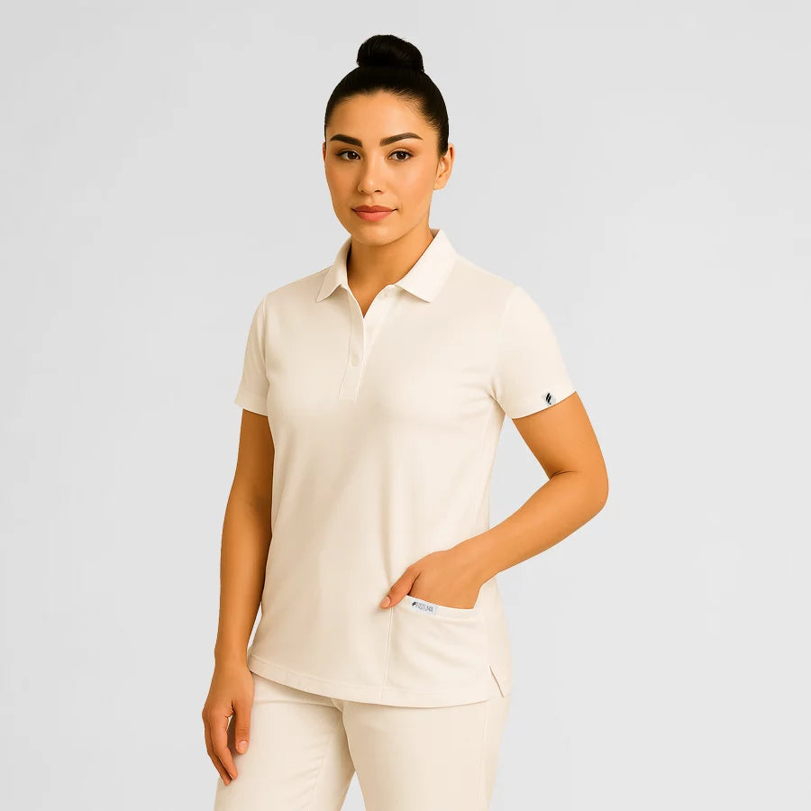 Pyjama de Bloc Femme - Col Chemise Stretch porté par une professionnelle de santé | FIGS.ma – Scrubs confortables et modernes au Maroc