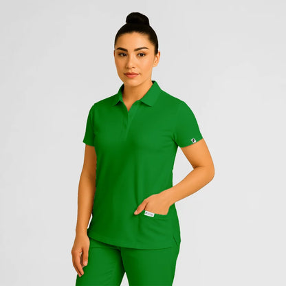 Pyjama de Bloc Femme - Col Chemise Stretch porté par une professionnelle de santé | FIGS.ma – Scrubs confortables et modernes au Maroc
