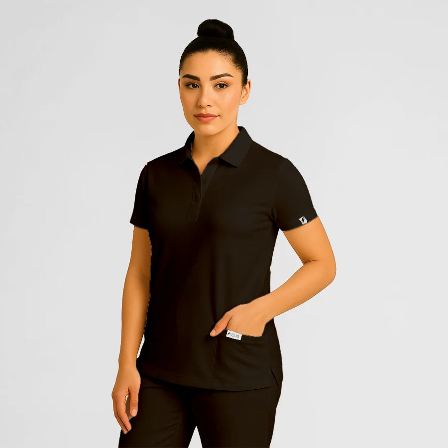 Pyjama de Bloc Femme - Col Chemise Stretch porté par une professionnelle de santé | FIGS.ma – Scrubs confortables et modernes au Maroc