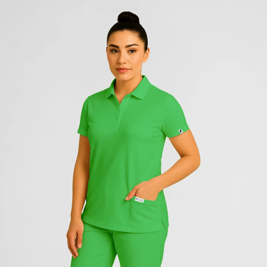 Pyjama de Bloc Femme - Col Chemise Stretch porté par une professionnelle de santé | FIGS.ma – Scrubs confortables et modernes au Maroc