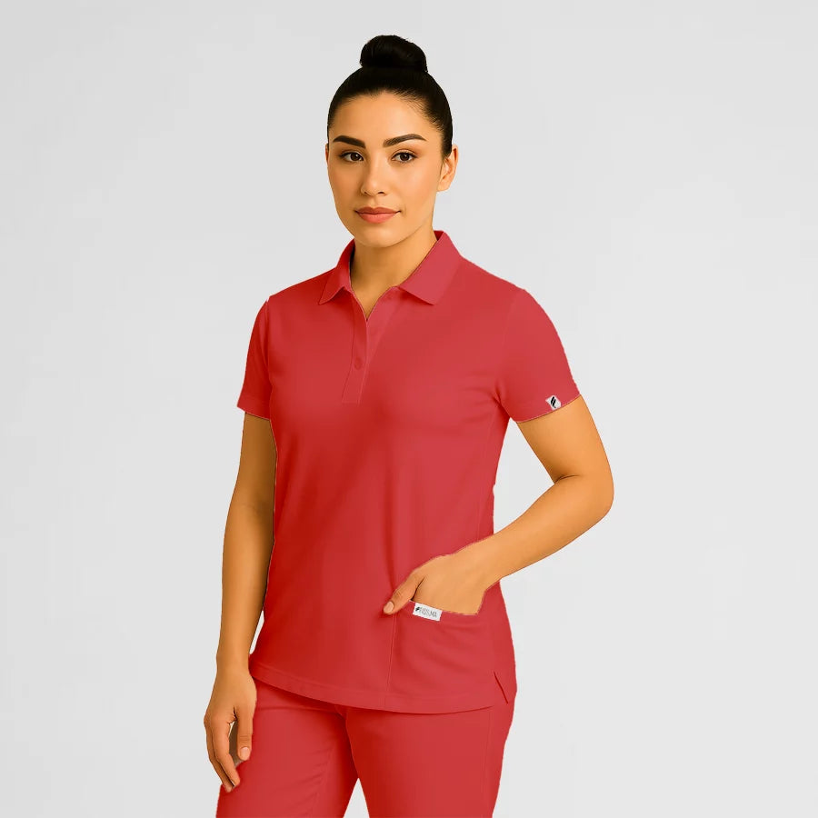 Pyjama de Bloc Femme - Col Chemise Stretch porté par une professionnelle de santé | FIGS.ma – Scrubs confortables et modernes au Maroc