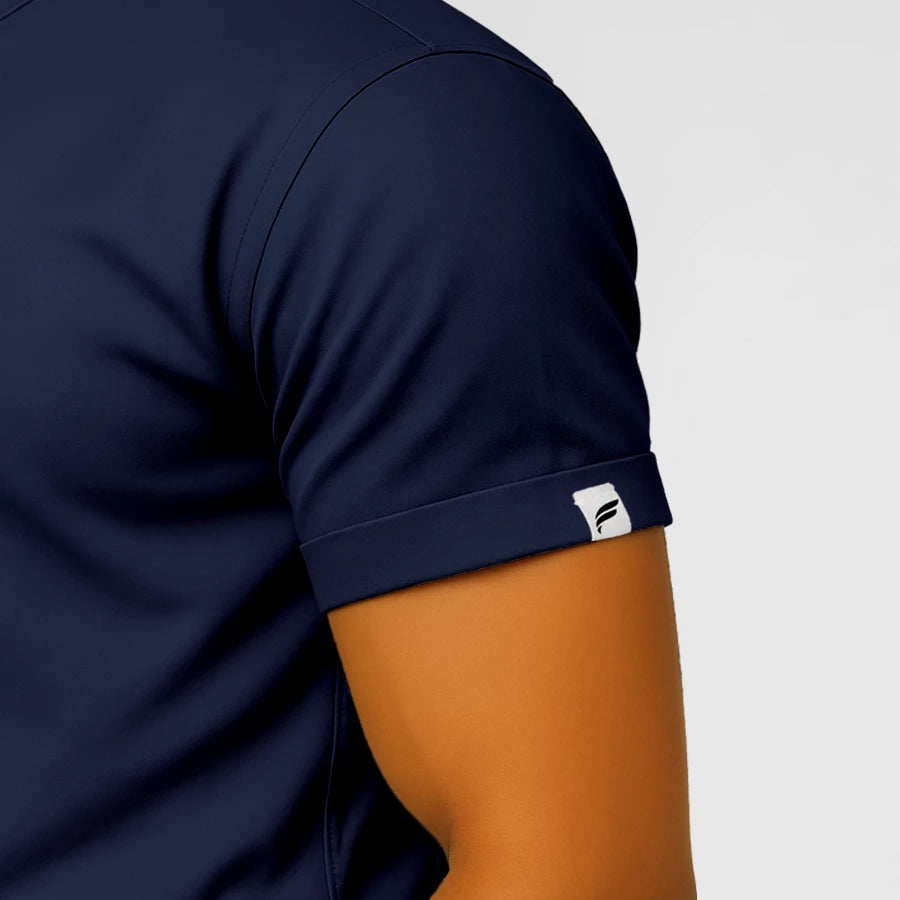 Pyjama de Bloc Homme - Col Officier Stretch porté par un professionnel de santé | FIGS.ma – Scrubs élégants et performants au Maroc
