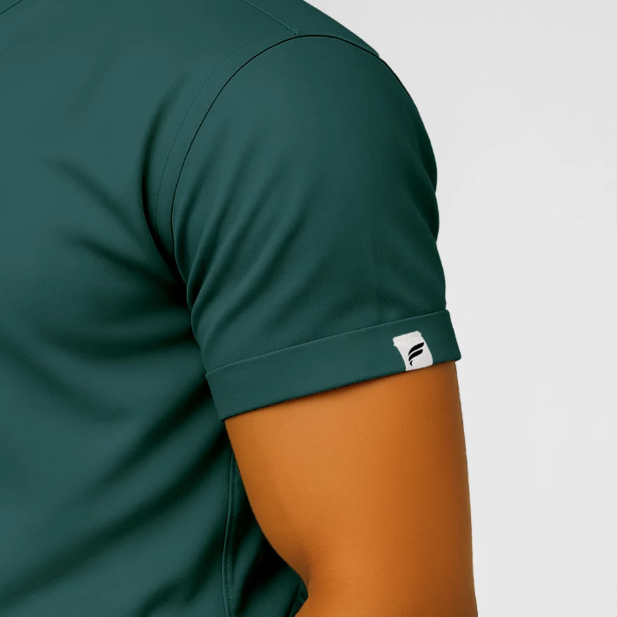 Pyjama de Bloc Homme - Col Officier Stretch porté par un professionnel de santé | FIGS.ma – Scrubs élégants et performants au Maroc