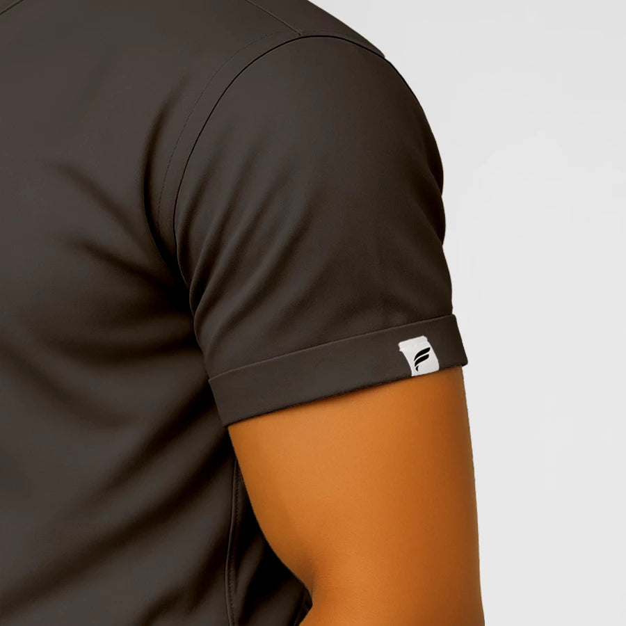Pyjama de Bloc Homme - Col Officier Stretch porté par un professionnel de santé | FIGS.ma – Scrubs élégants et performants au Maroc