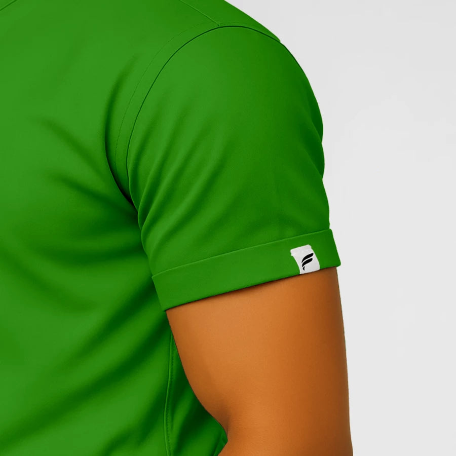 Pyjama de Bloc Homme - Col Officier Stretch porté par un professionnel de santé | FIGS.ma – Scrubs élégants et performants au Maroc