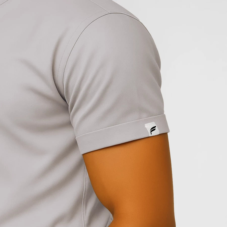 Pyjama de Bloc Homme - Col Officier Stretch porté par un professionnel de santé | FIGS.ma – Scrubs élégants et performants au Maroc