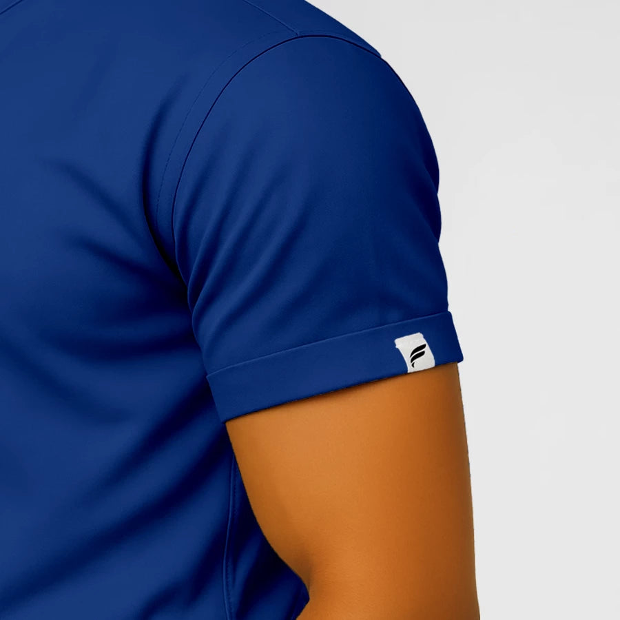 Pyjama de Bloc Homme - Col Officier Stretch porté par un professionnel de santé | FIGS.ma – Scrubs élégants et performants au Maroc