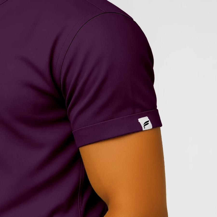 Pyjama de Bloc Homme - Col Officier Stretch porté par un professionnel de santé | FIGS.ma – Scrubs élégants et performants au Maroc