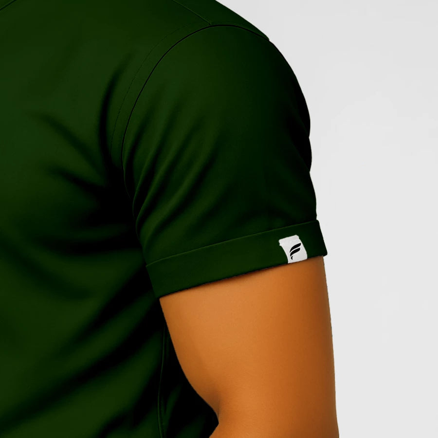 Pyjama de Bloc Homme - Col Officier Stretch porté par un professionnel de santé | FIGS.ma – Scrubs élégants et performants au Maroc