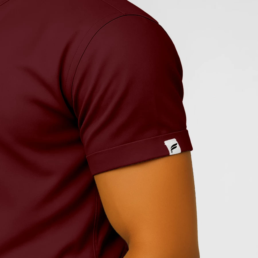 Pyjama de Bloc Homme - Col Officier Stretch porté par un professionnel de santé | FIGS.ma – Scrubs élégants et performants au Maroc