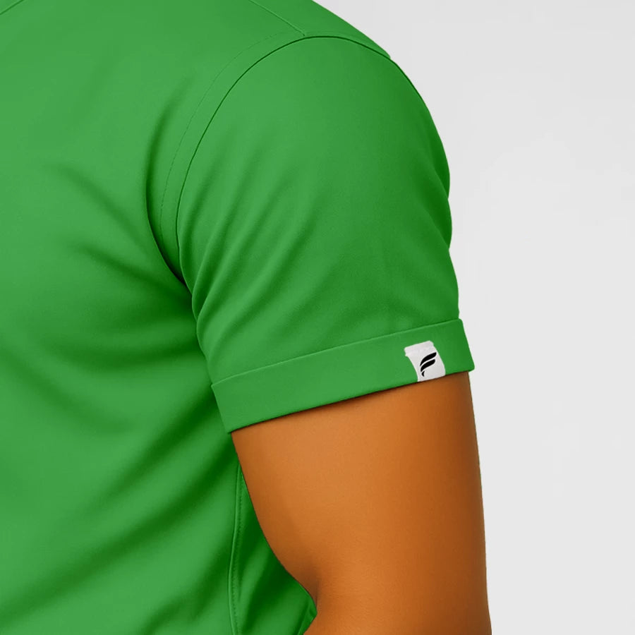 Pyjama de Bloc Homme - Col Officier Stretch porté par un professionnel de santé | FIGS.ma – Scrubs élégants et performants au Maroc