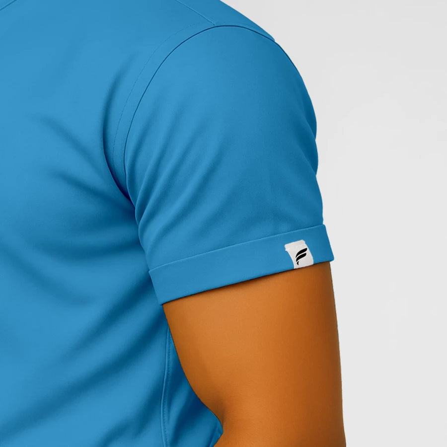 Pyjama de Bloc Homme - Col Officier Stretch porté par un professionnel de santé | FIGS.ma – Scrubs élégants et performants au Maroc