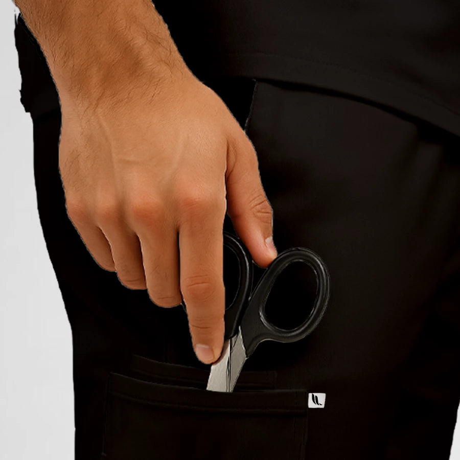 Pyjama de Bloc Homme - Col Officier Stretch porté par un professionnel de santé | FIGS.ma – Scrubs élégants et performants au Maroc