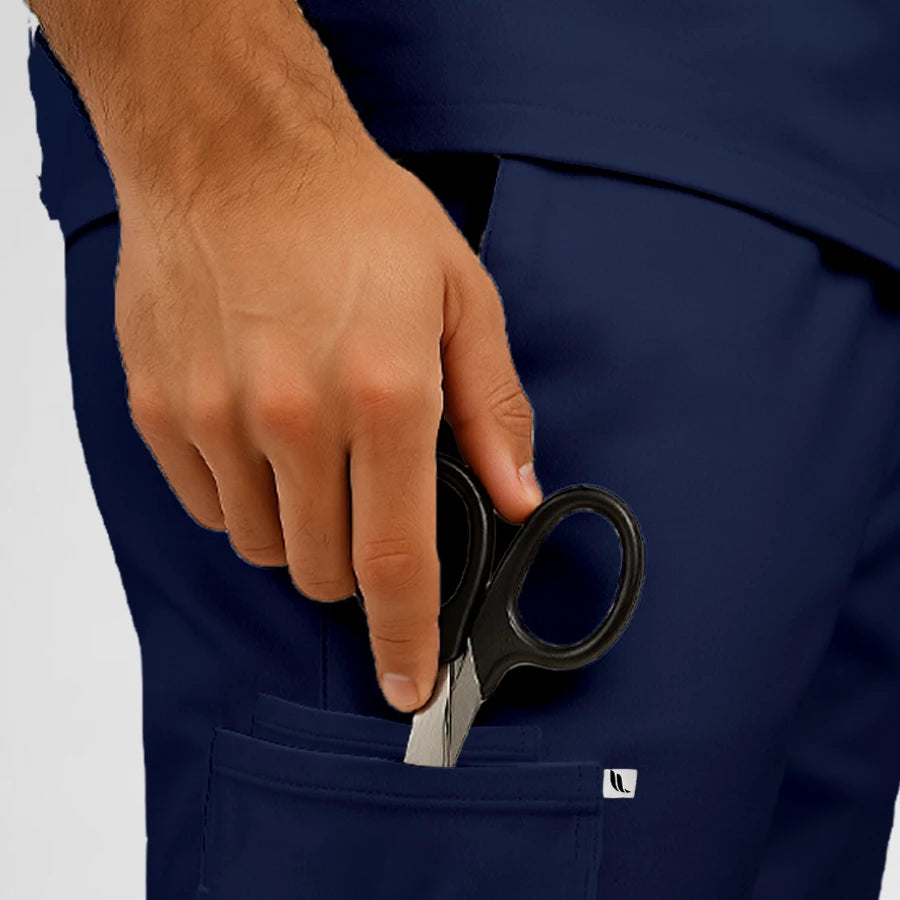 Pyjama de Bloc Homme - Col Officier Stretch porté par un professionnel de santé | FIGS.ma – Scrubs élégants et performants au Maroc
