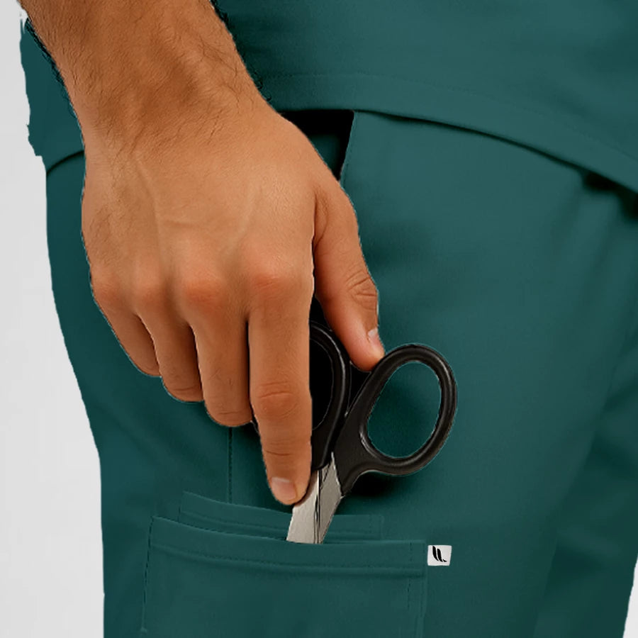 Pyjama de Bloc Homme - Col Officier Stretch porté par un professionnel de santé | FIGS.ma – Scrubs élégants et performants au Maroc
