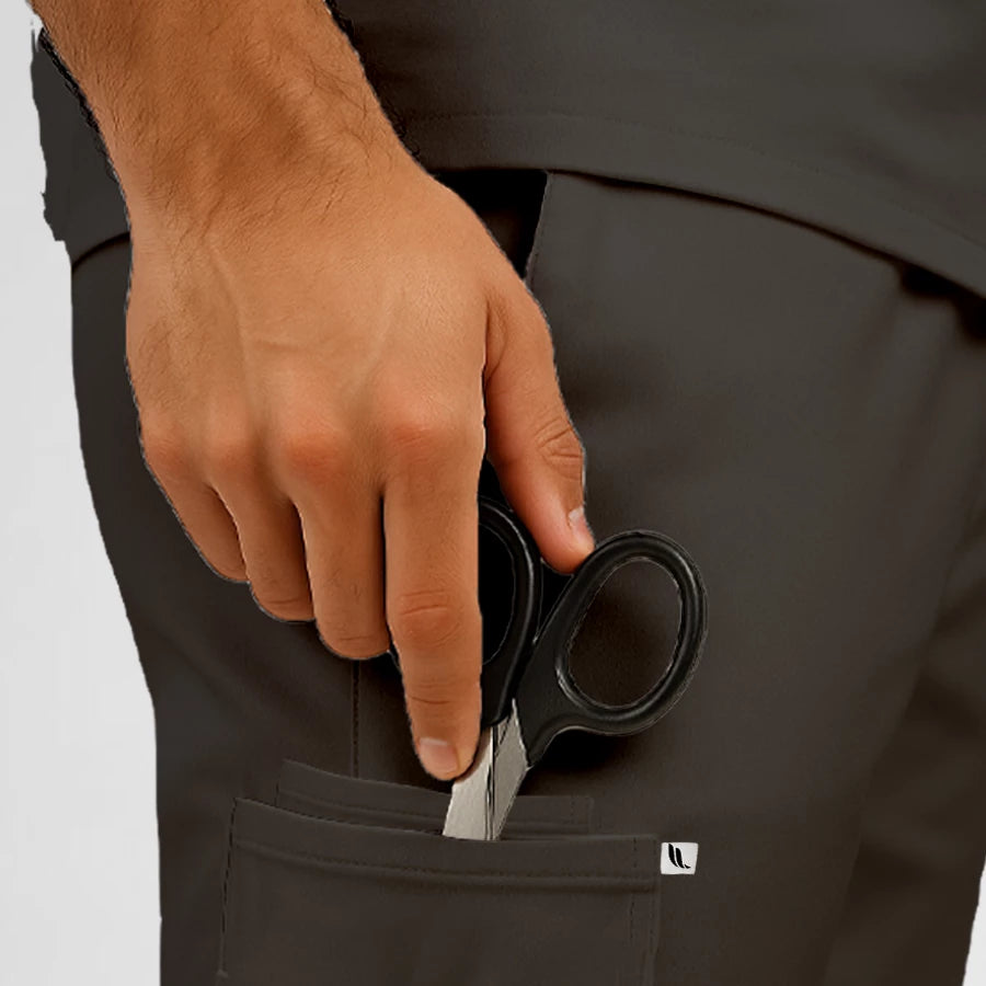 Pyjama de Bloc Homme - Col Officier Stretch porté par un professionnel de santé | FIGS.ma – Scrubs élégants et performants au Maroc