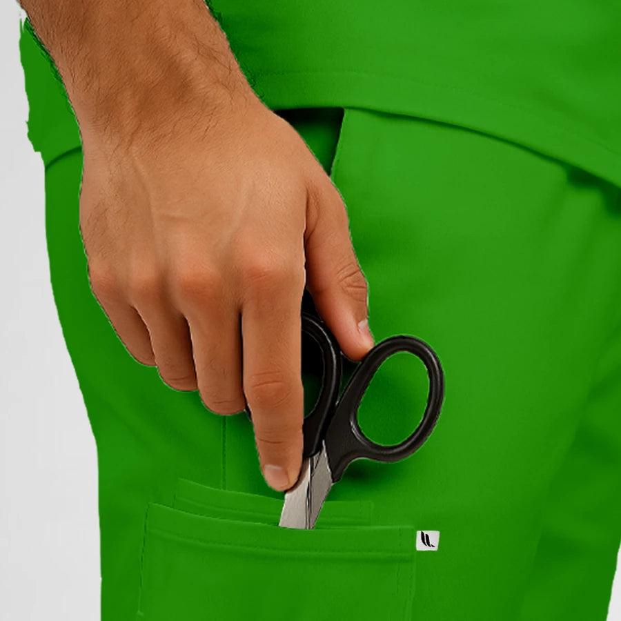 Pyjama de Bloc Homme - Col Officier Stretch porté par un professionnel de santé | FIGS.ma – Scrubs élégants et performants au Maroc