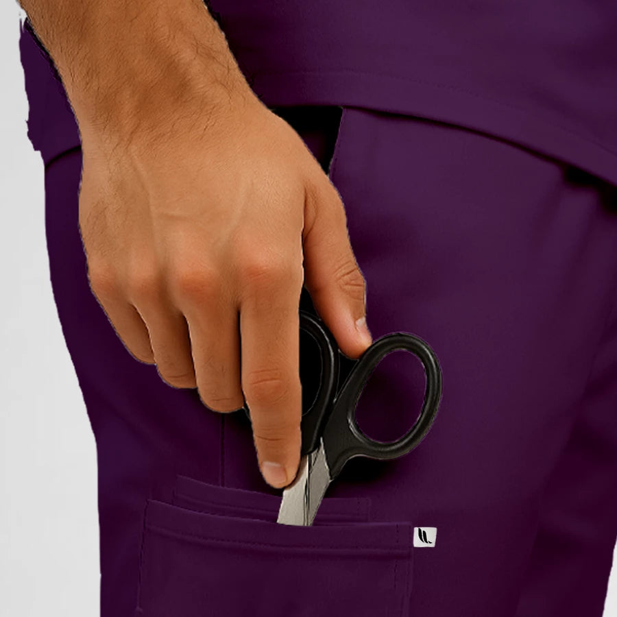 Pyjama de Bloc Homme - Col Officier Stretch porté par un professionnel de santé | FIGS.ma – Scrubs élégants et performants au Maroc