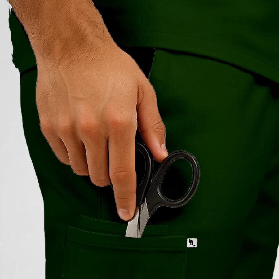 Pyjama de Bloc Homme - Col Officier Stretch porté par un professionnel de santé | FIGS.ma – Scrubs élégants et performants au Maroc