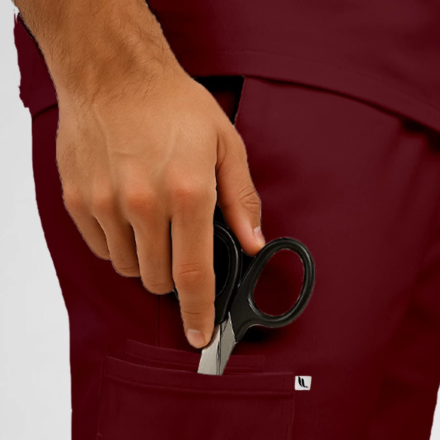 Pyjama de Bloc Homme - Col Officier Stretch porté par un professionnel de santé | FIGS.ma – Scrubs élégants et performants au Maroc