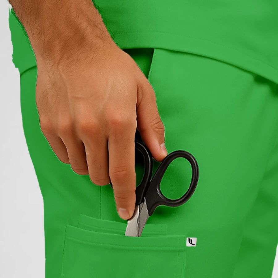 Pyjama de Bloc Homme - Col Officier Stretch porté par un professionnel de santé | FIGS.ma – Scrubs élégants et performants au Maroc