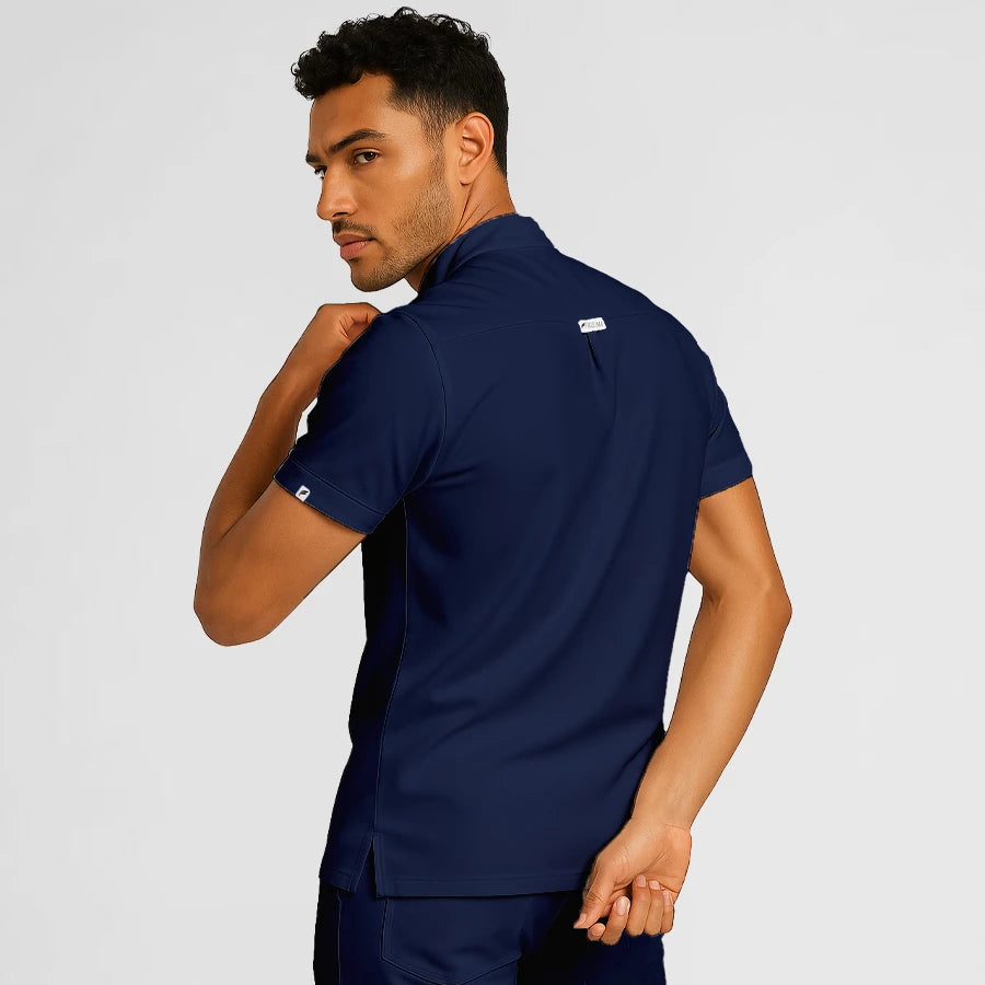 Pyjama de Bloc Homme - Col Officier Stretch porté par un professionnel de santé | FIGS.ma – Scrubs élégants et performants au Maroc