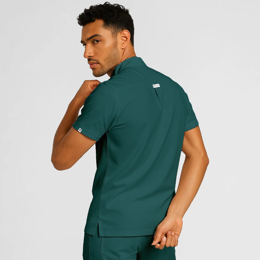 Pyjama de Bloc Homme - Col Officier Stretch porté par un professionnel de santé | FIGS.ma – Scrubs élégants et performants au Maroc