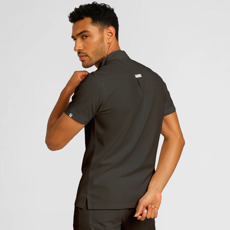 Pyjama de Bloc Homme - Col Officier Stretch porté par un professionnel de santé | FIGS.ma – Scrubs élégants et performants au Maroc