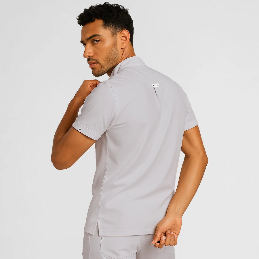 Pyjama de Bloc Homme - Col Officier Stretch porté par un professionnel de santé | FIGS.ma – Scrubs élégants et performants au Maroc