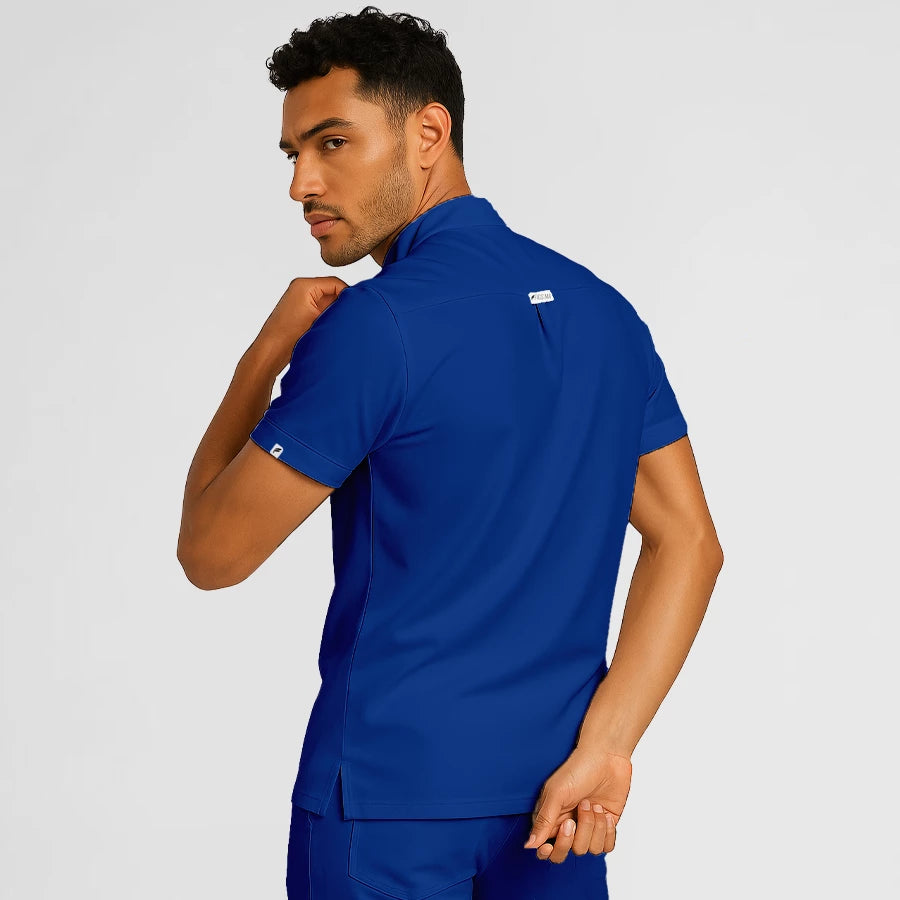 Pyjama de Bloc Homme - Col Officier Stretch porté par un professionnel de santé | FIGS.ma – Scrubs élégants et performants au Maroc