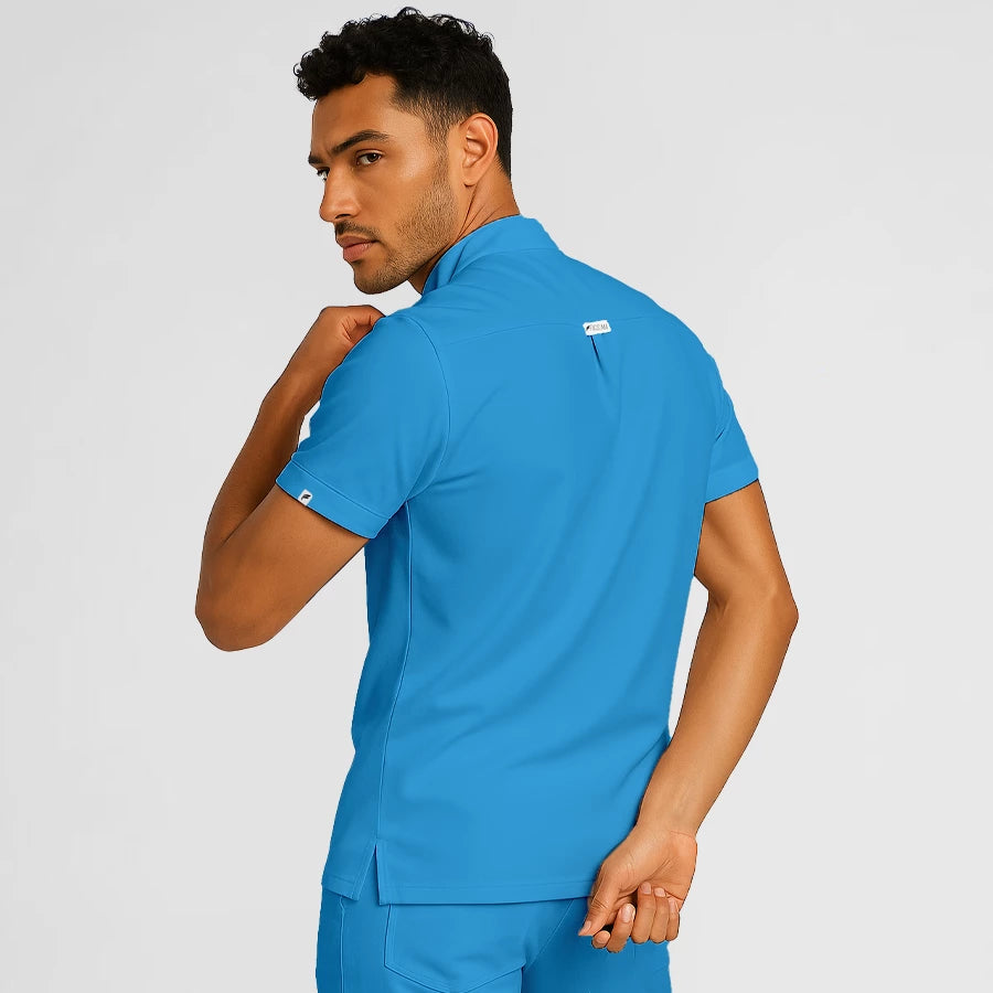 Pyjama de Bloc Homme - Col Officier Stretch porté par un professionnel de santé | FIGS.ma – Scrubs élégants et performants au Maroc
