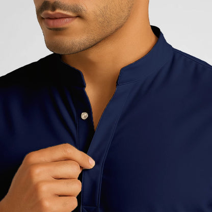 Pyjama de Bloc Homme - Col Officier Stretch porté par un professionnel de santé | FIGS.ma – Scrubs élégants et performants au Maroc