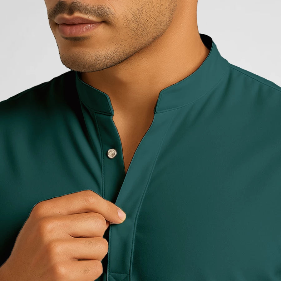 Pyjama de Bloc Homme - Col Officier Stretch porté par un professionnel de santé | FIGS.ma – Scrubs élégants et performants au Maroc
