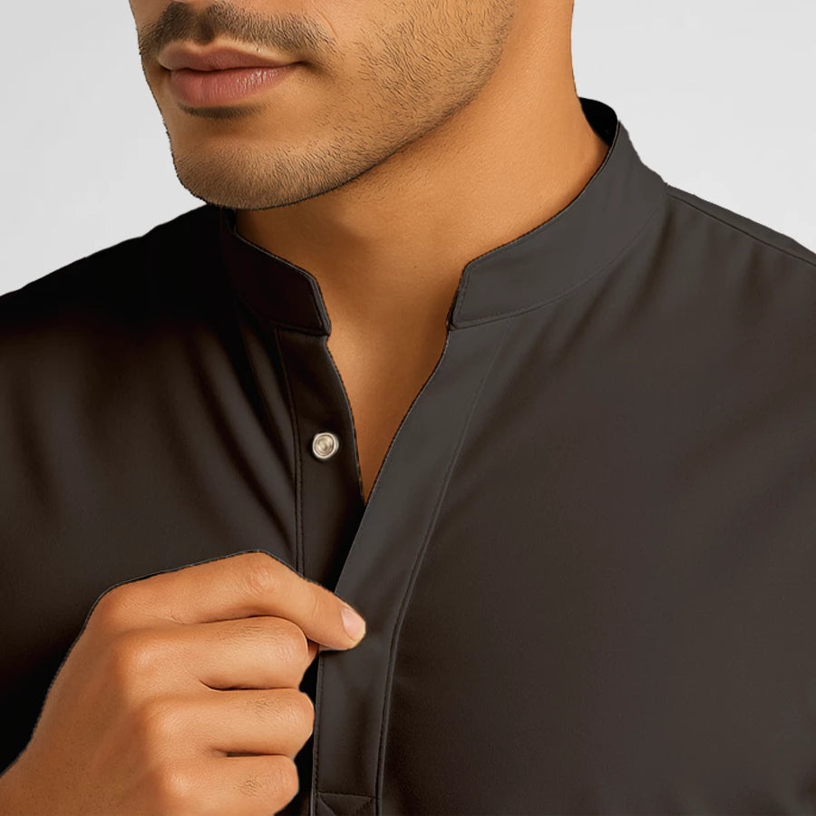 Pyjama de Bloc Homme - Col Officier Stretch porté par un professionnel de santé | FIGS.ma – Scrubs élégants et performants au Maroc