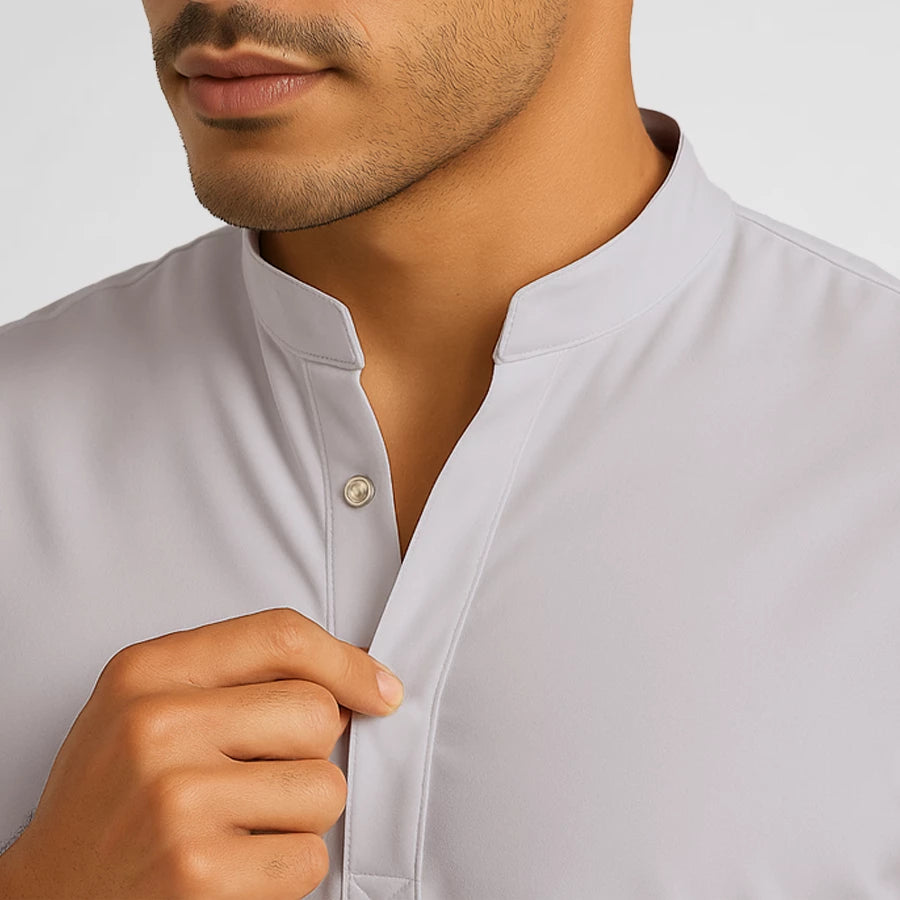 Pyjama de Bloc Homme - Col Officier Stretch porté par un professionnel de santé | FIGS.ma – Scrubs élégants et performants au Maroc
