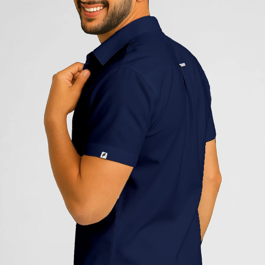 Pyjama de Bloc Homme - Col Chemise Stretch porté par un professionnel de santé | FIGS.ma – Scrubs élégants et performants au Maroc
