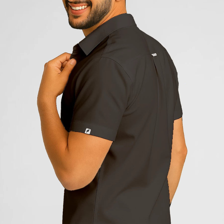 Pyjama de Bloc Homme - Col Chemise Stretch porté par un professionnel de santé | FIGS.ma – Scrubs élégants et performants au Maroc