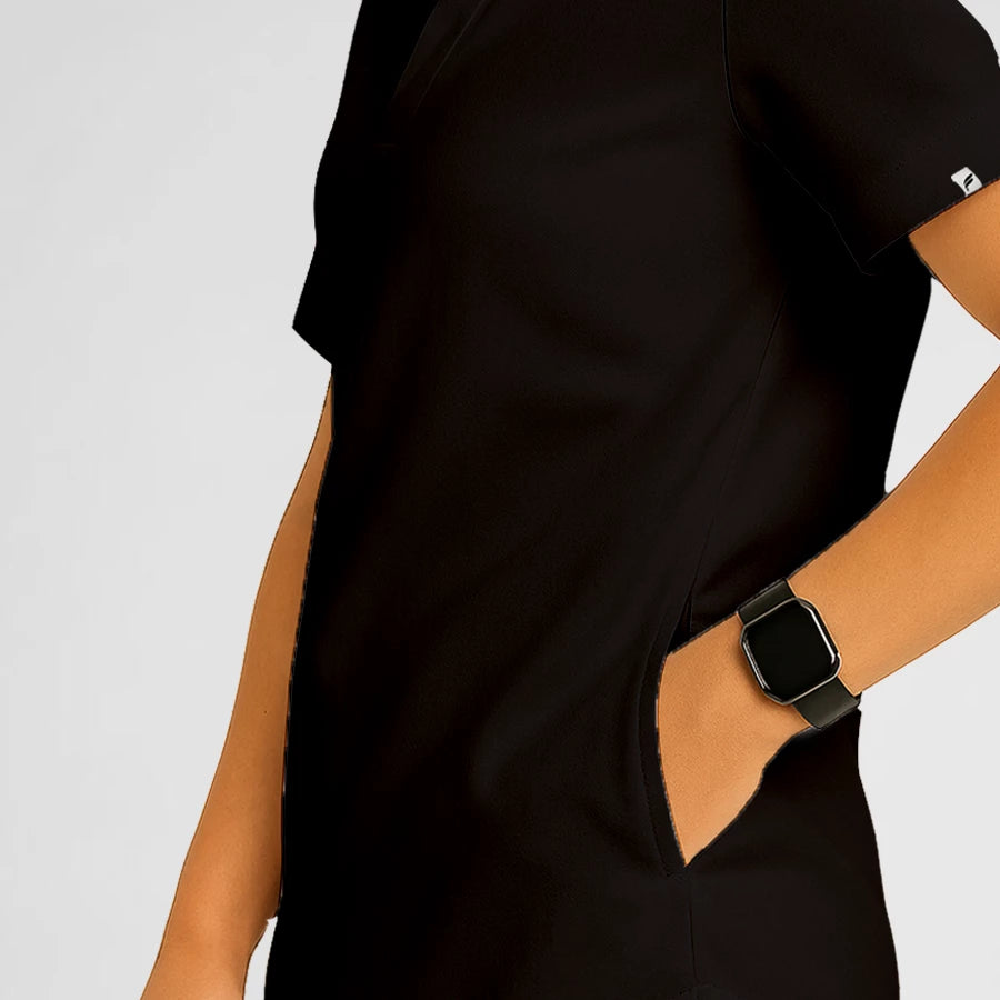 Pyjama de Bloc Homme - Col Chemise Stretch porté par un professionnel de santé | FIGS.ma – Scrubs élégants et performants au Maroc