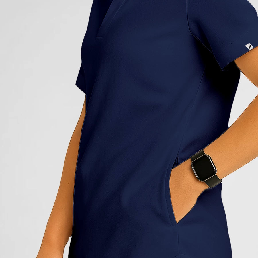 Pyjama de Bloc Homme - Col Chemise Stretch porté par un professionnel de santé | FIGS.ma – Scrubs élégants et performants au Maroc